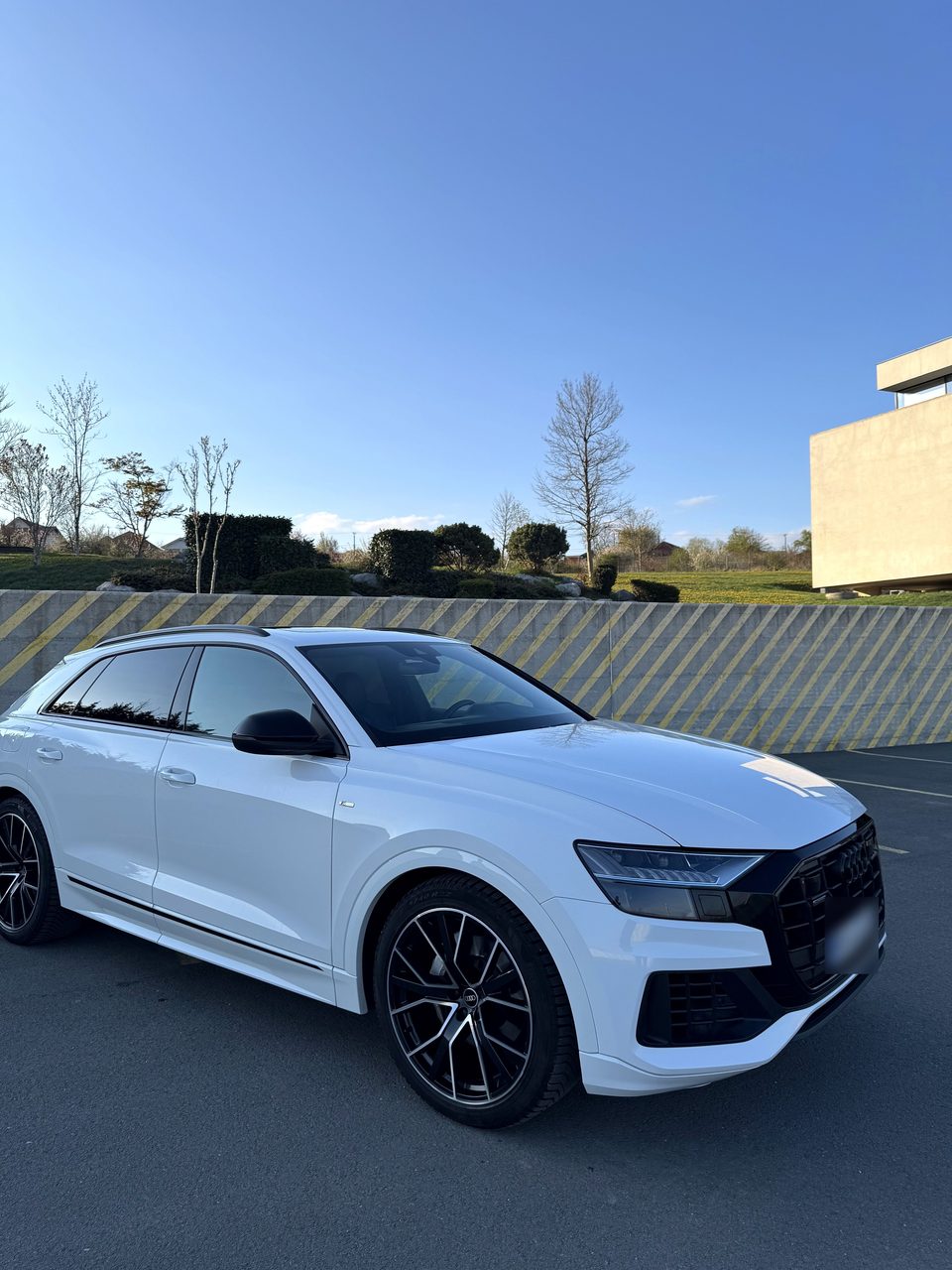 După — Audi Q8 trei sferturi față, îmbunătățit